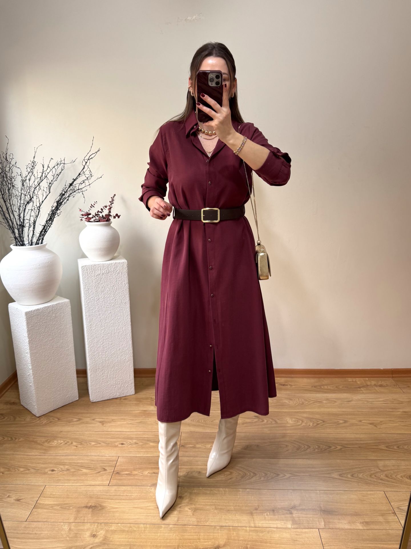 TENSEL KUMAŞ KENDİNDEN KEMERLİ VE YANLARDAN CEPLİ GÖMLEK ELBİSE BORDO