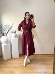 TENSEL KUMAŞ KENDİNDEN KEMERLİ VE YANLARDAN CEPLİ GÖMLEK ELBİSE BORDO