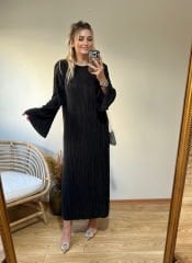 PİLİSE KUMAŞ İÇİ ASTARLI KOLLARI YARI ÇAN ELBİSE SİYAH