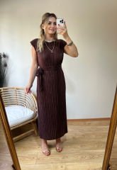 VATKALI YANLARDAN YIRTMAÇLI PİLİSE KUMAŞ ELBİSE KAHVE