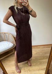VATKALI YANLARDAN YIRTMAÇLI PİLİSE KUMAŞ ELBİSE KAHVE