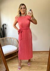 VATKALI YANLARDAN YIRTMAÇLI PİLİSE KUMAŞ ELBİSE PEMBE