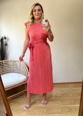 VATKALI YANLARDAN YIRTMAÇLI PİLİSE KUMAŞ ELBİSE PEMBE
