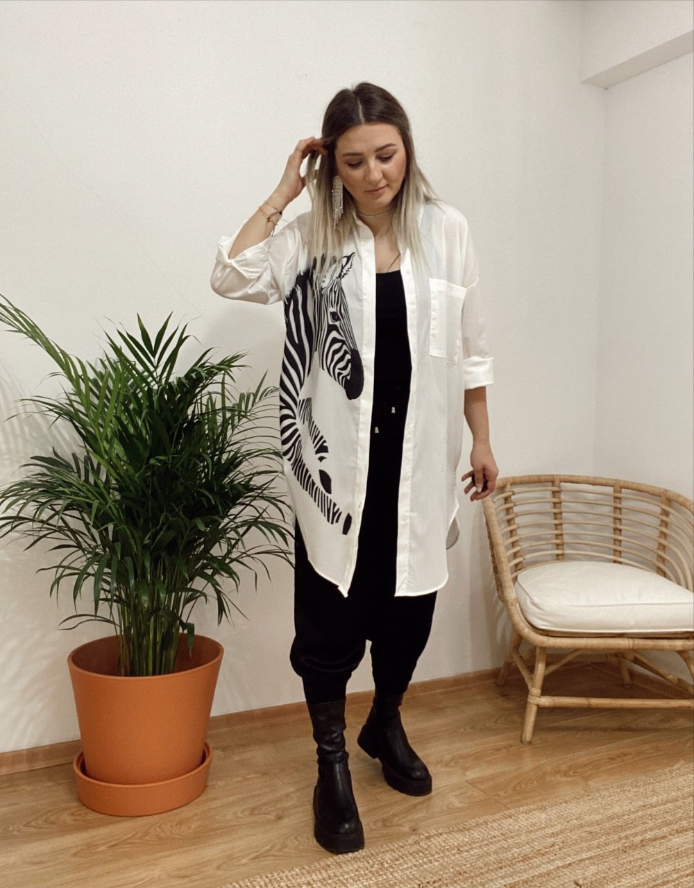 ÖNÜ VE SIRTI ZEBRA DESENLİ ARKASI UZUN YANDAN YIRTMAÇLI OVERSİZE GÖMLEK