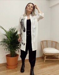 ÖNÜ VE SIRTI ZEBRA DESENLİ ARKASI UZUN YANDAN YIRTMAÇLI OVERSİZE GÖMLEK