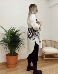 ÖNÜ VE SIRTI ZEBRA DESENLİ ARKASI UZUN YANDAN YIRTMAÇLI OVERSİZE GÖMLEK