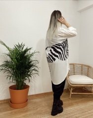 ÖNÜ VE SIRTI ZEBRA DESENLİ ARKASI UZUN YANDAN YIRTMAÇLI OVERSİZE GÖMLEK