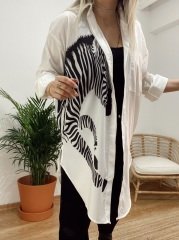 ÖNÜ VE SIRTI ZEBRA DESENLİ ARKASI UZUN YANDAN YIRTMAÇLI OVERSİZE GÖMLEK