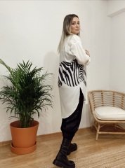 ÖNÜ VE SIRTI ZEBRA DESENLİ ARKASI UZUN YANDAN YIRTMAÇLI OVERSİZE GÖMLEK