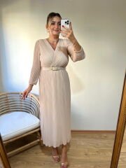 KEMERLİ PİLİSE KUMAŞ ÖZEL TASARIM ELBİSE BEJ