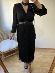 KEMERLİ ÖZEL TASARIM PİLİSE KUMAŞ ELBİSE SİYAH