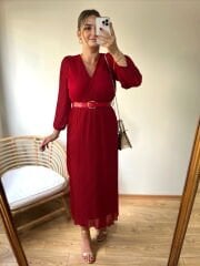 KEMERLİ ÖZEL TASARIM PİLİSE KUMAŞ ELBİSE KIRMIZI