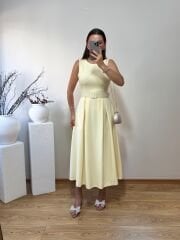 KEMERLİ VE PİLELİ İTHAL KREP KUMAŞ ELBİSE SARI